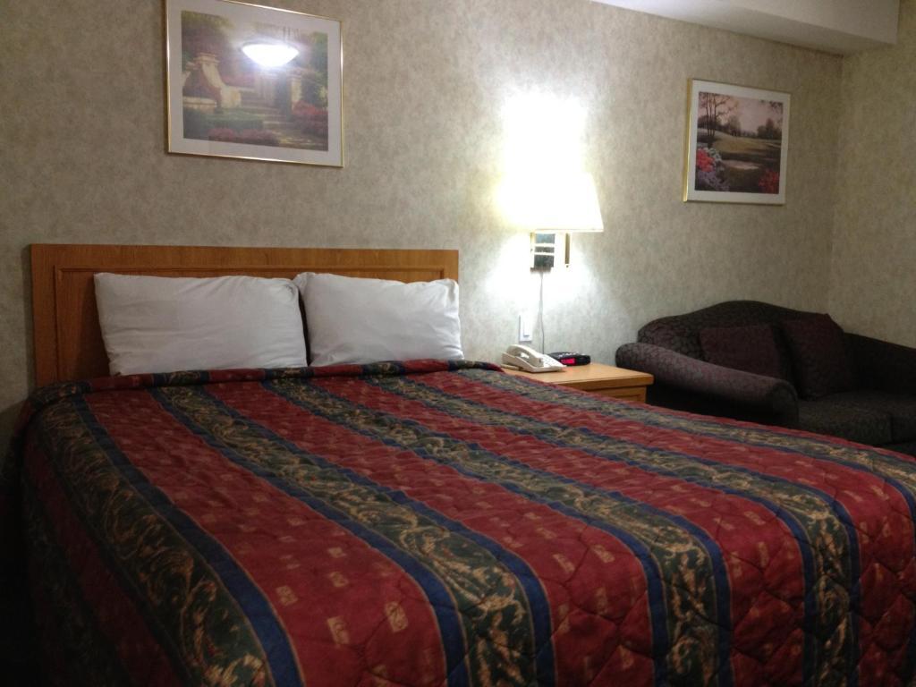 Habitación con cama grande
