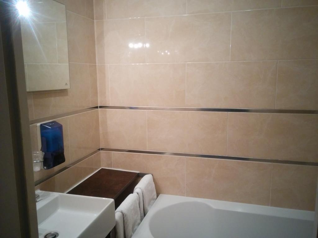 Quarto com 2 Camas de Solteiro e Banheira