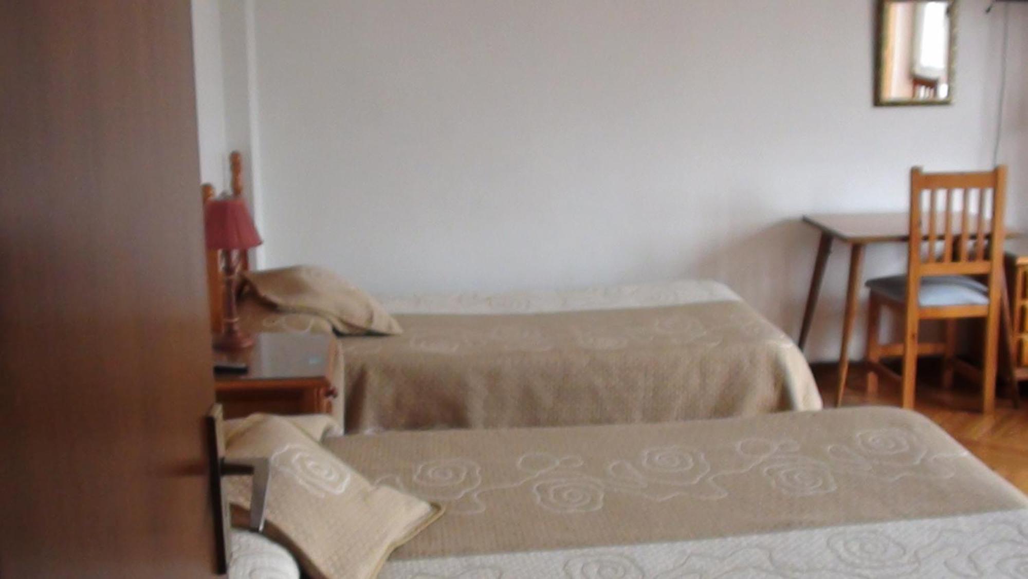 Deze driepersoonskamer heeft een gedeelde badkamer.