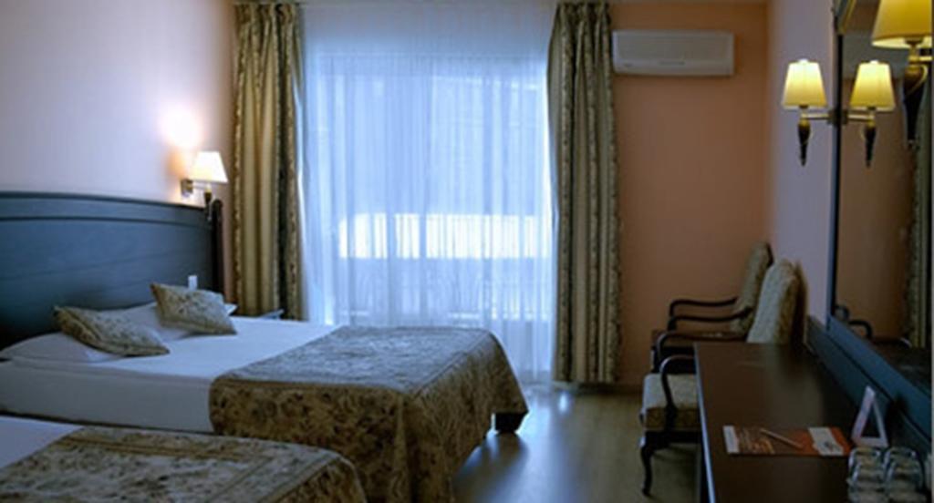 Chambre Familiale Économique (3 Adultes + 1 Enfant) - Vue sur Jardin