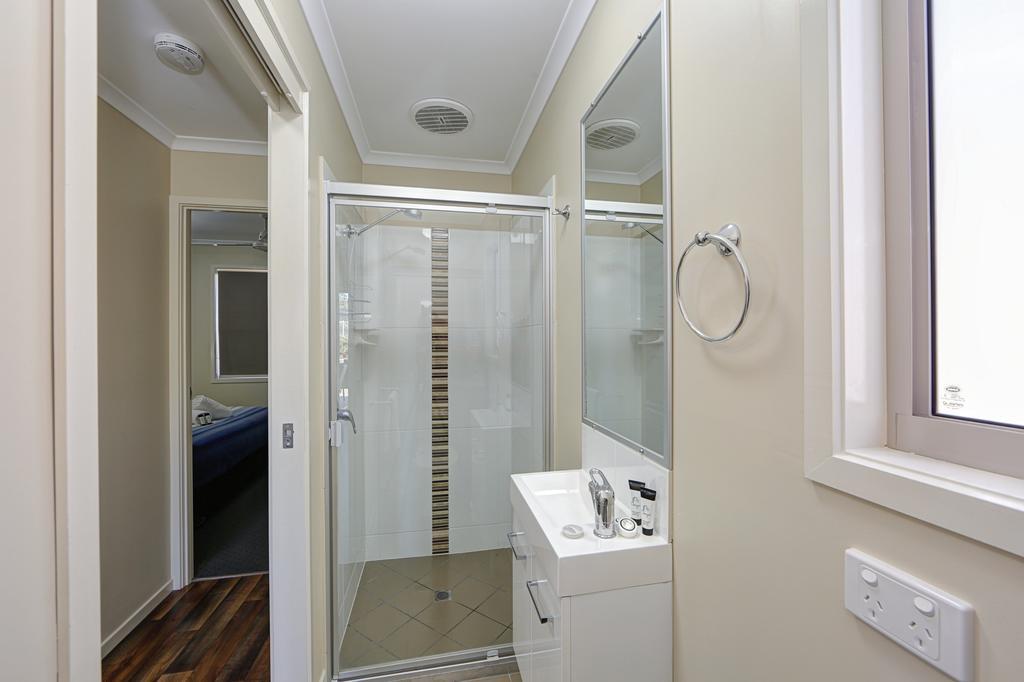 Deluxe 2 Bedroom Cabin - Sleeps 6