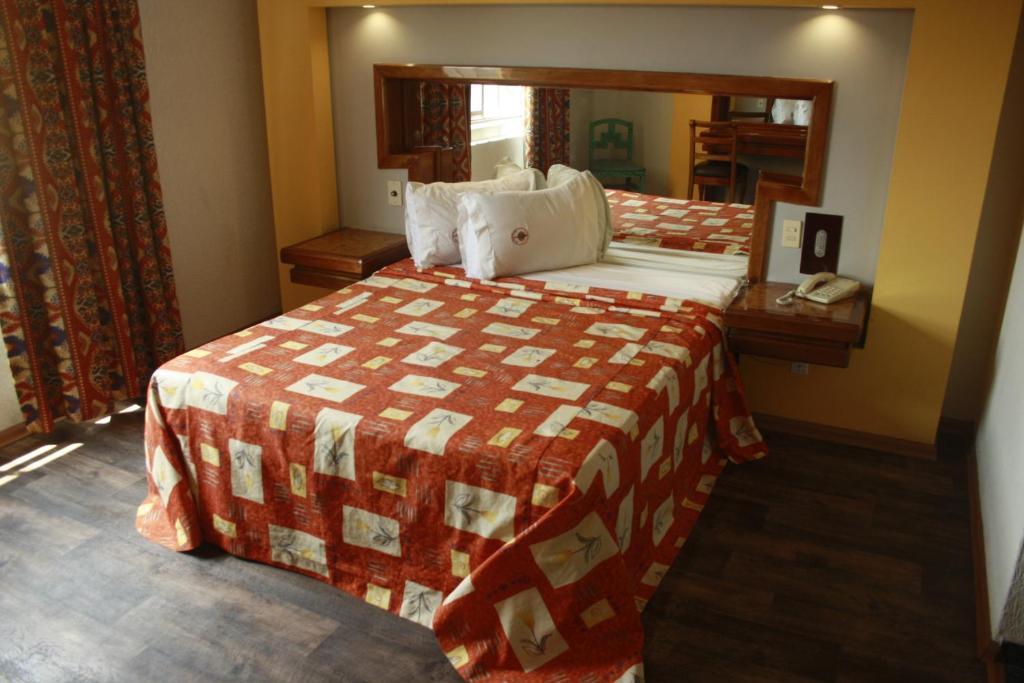 Habitación con cama grande