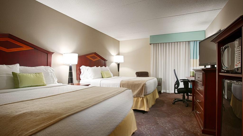 Queen Room with Two Queen Beds - Poolside