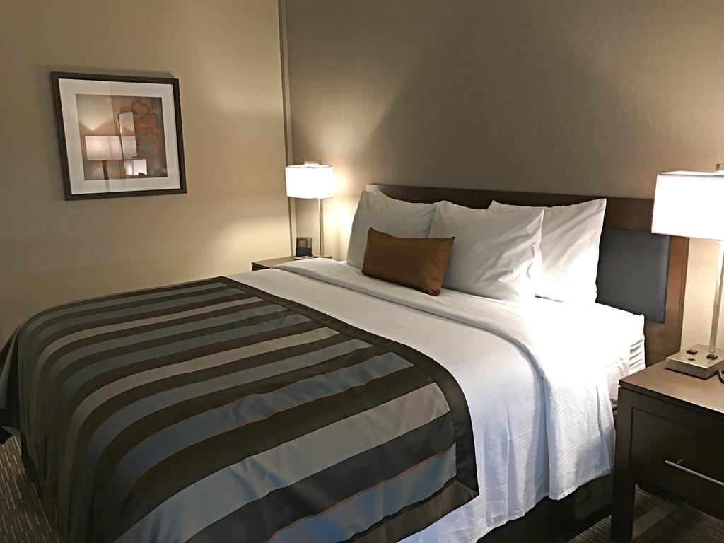 Habitación con cama extragrande.