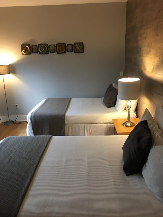 Quarto Duplo com 2 Camas de Casal
