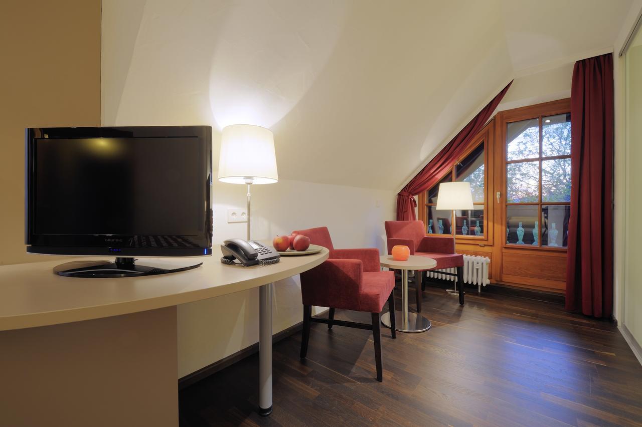 Elegance Tweepersoonskamer met een Balkon en Zijdelings Uitzicht op het Meer