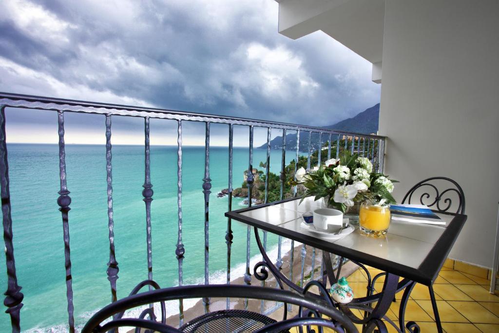 Superior Family Room with Partial Sea View
