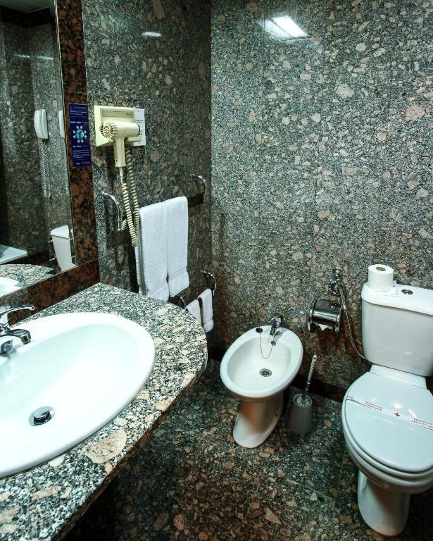 Quarto com 2 Camas de Solteiro