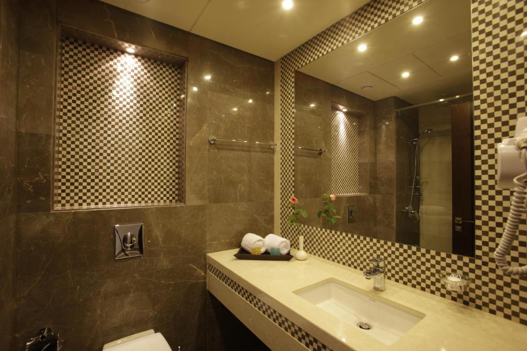 Suite Familiare con 2 Camere da Letto, Vista Mare e Balcone