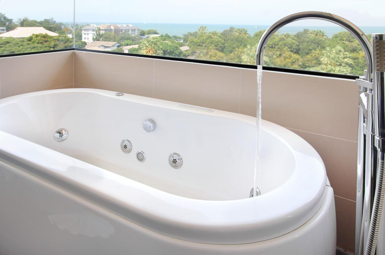 Suite with Pool View,641621112:JPEG