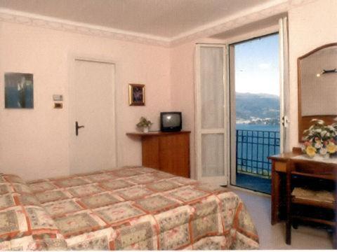 Camera Matrimoniale/Doppia con Letti Singoli con Balcone e Vista Lago