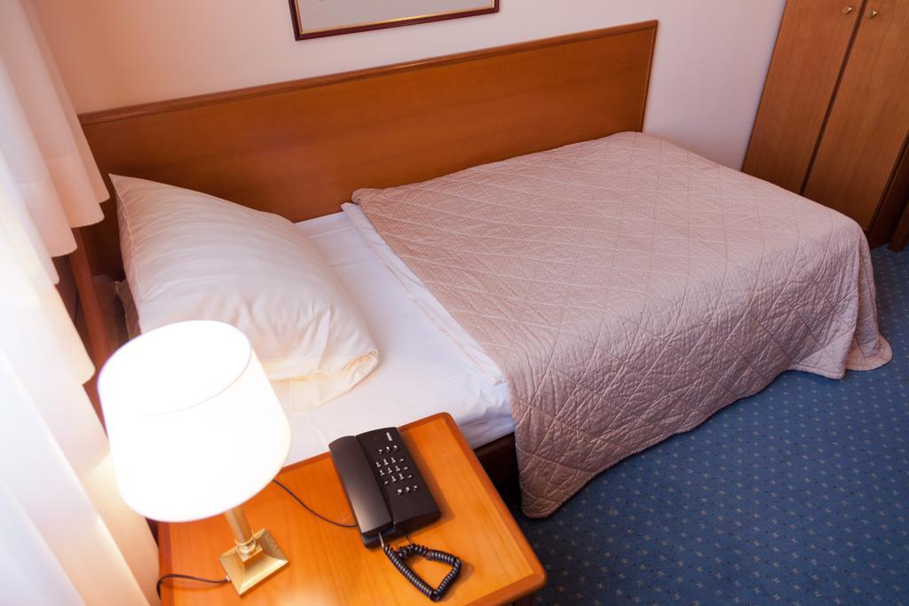 Single Room,1580461823:JPEG