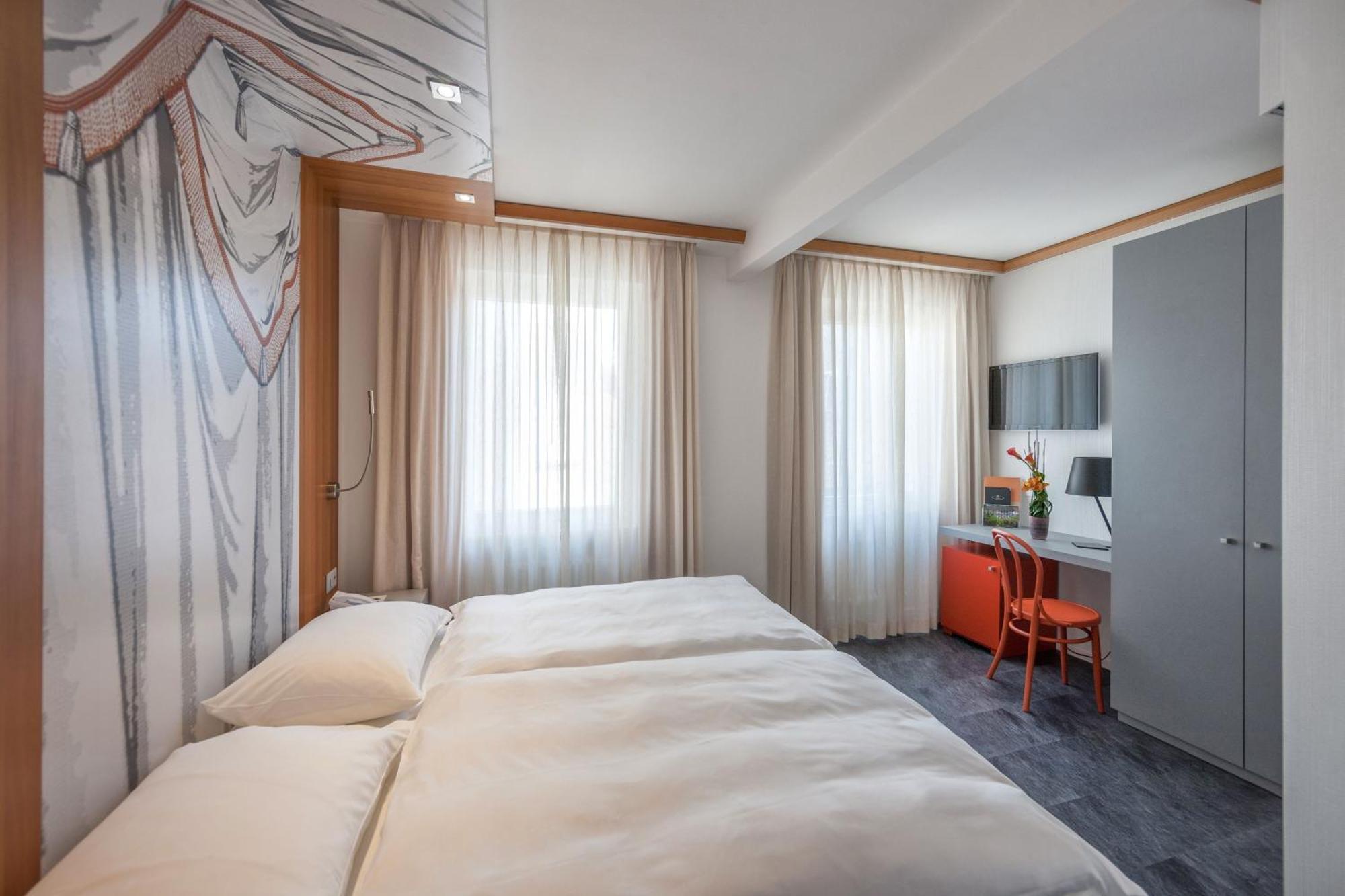 Economy Twin Room with Courtyard View