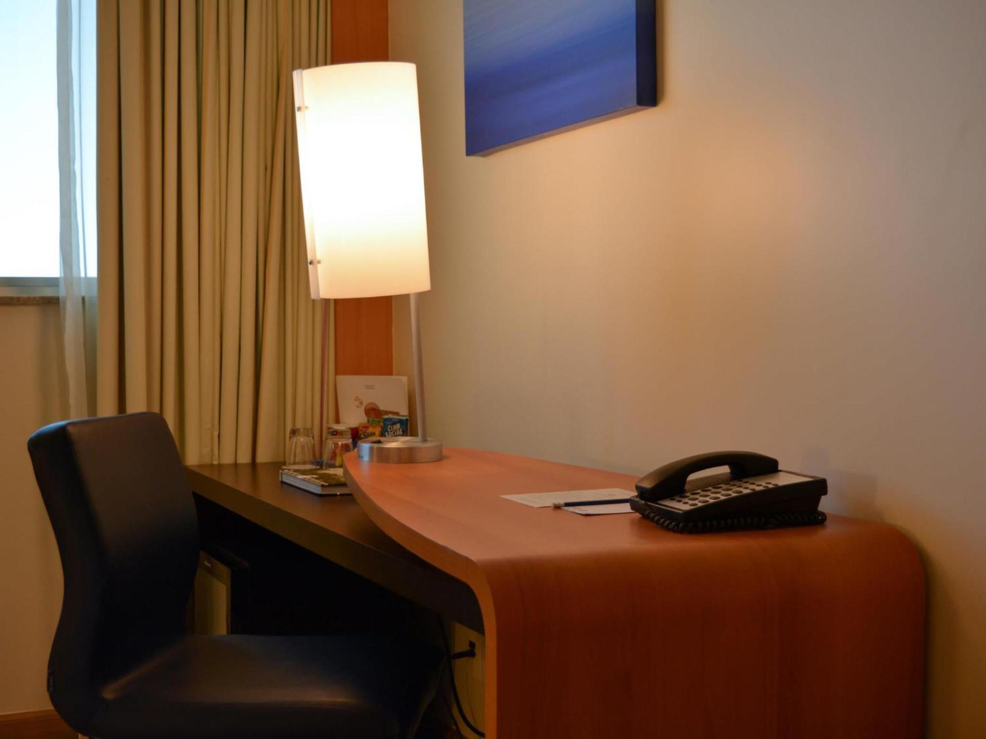 Superior Kamer met Kingsize Bed en Gedeeltelijk Uitzicht op Zee
