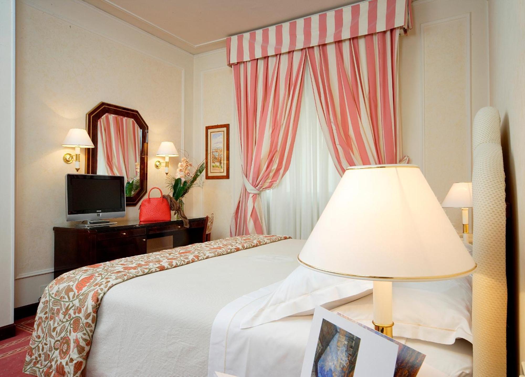 Quarto Clássico com Cama de Casal ou 2 de Solteiro