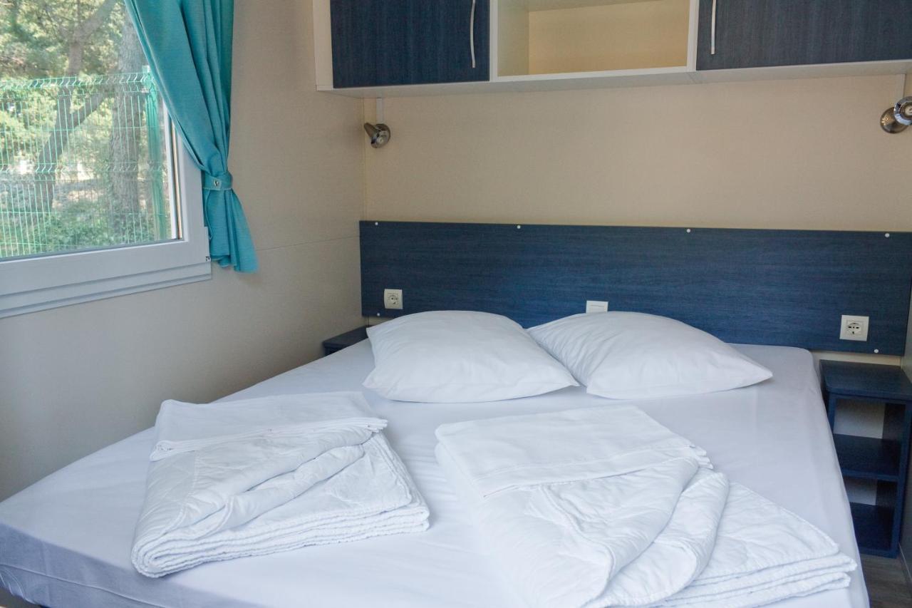 Stacaravan met 2 Slaapkamers en Terras