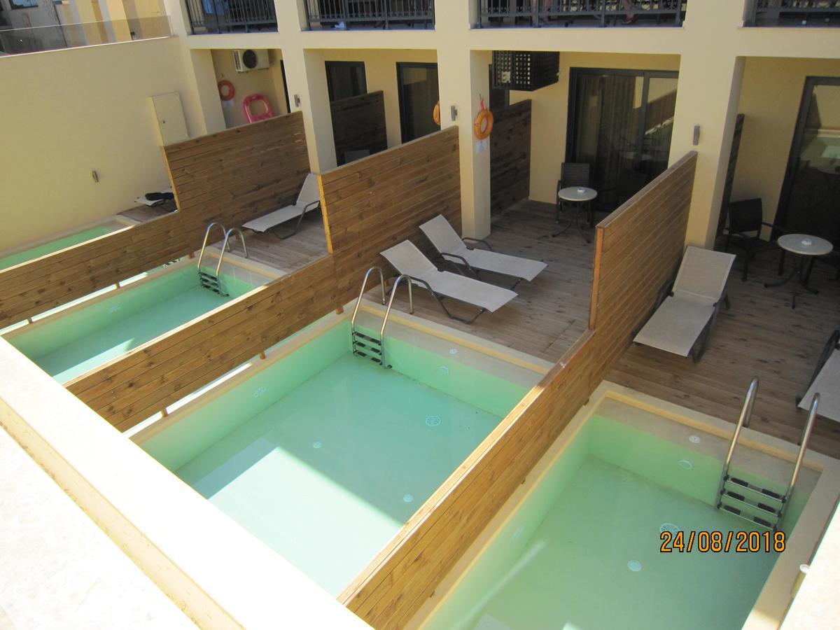 Camera Matrimoniale Superior nel Seminterrato con Piscina Privata