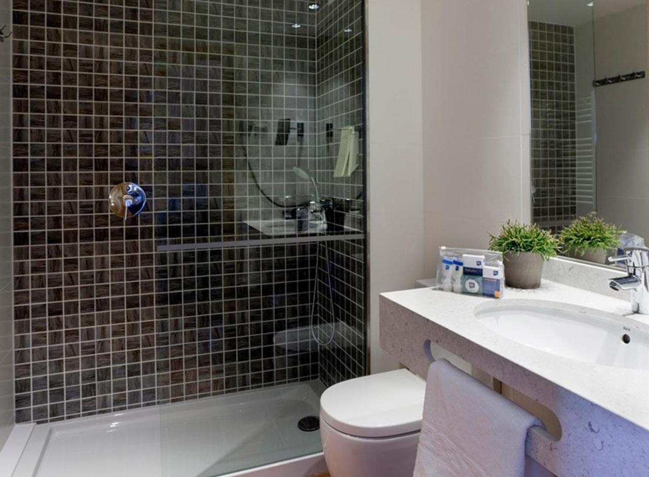 Suite Mediterrânea com Vista Mar Lateral (2 Adultos)