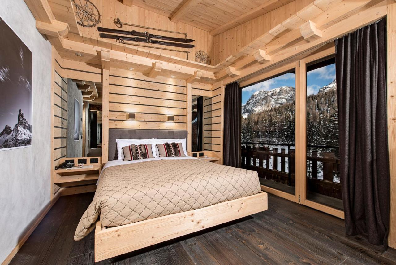 Suite with Lake View,737858344:JPEG