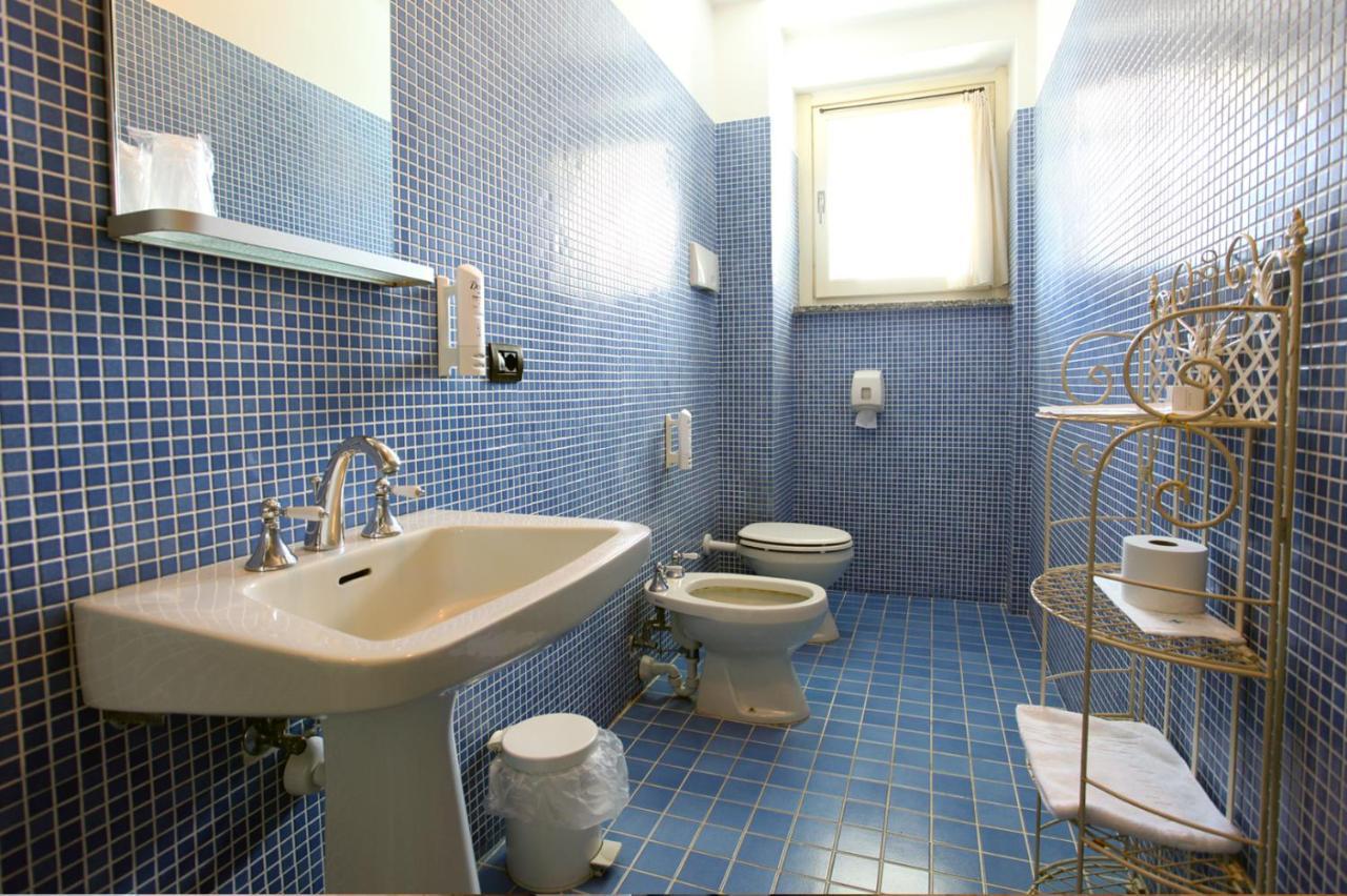 Double or Twin Room with Lake View,744746434:JPEG