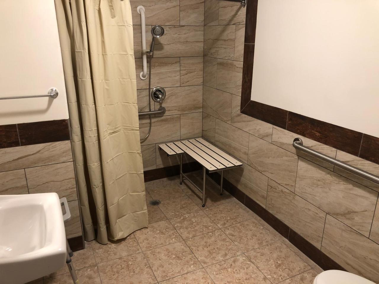 Habitación adaptada para personas con movilidad reducida - Cama grande