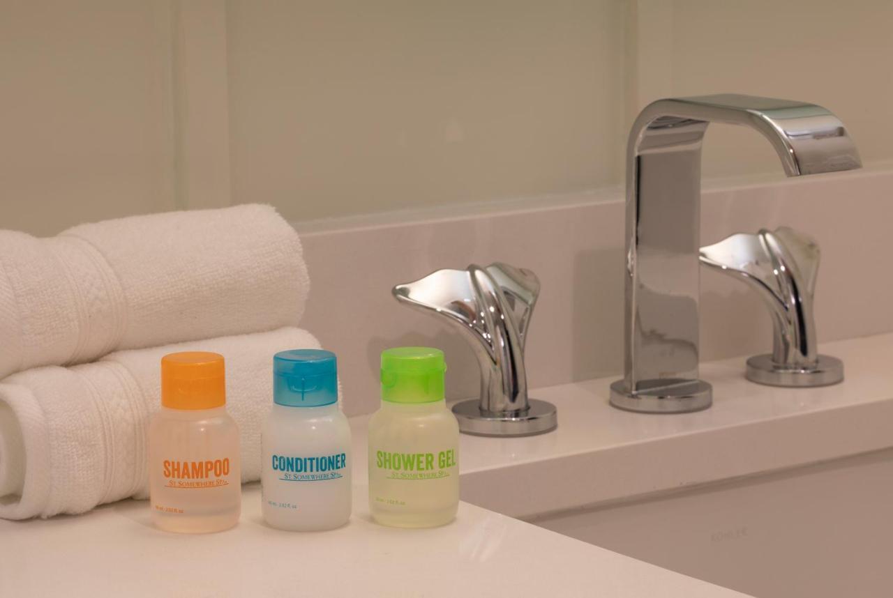 Acomodação com Cama King-size e Vista da Piscina