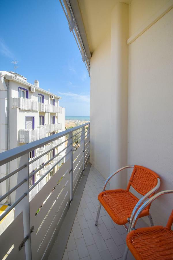 Familienzimmer (2 Erwachsene + 1 Kind) mit Balkon und seitlichem Meerblick