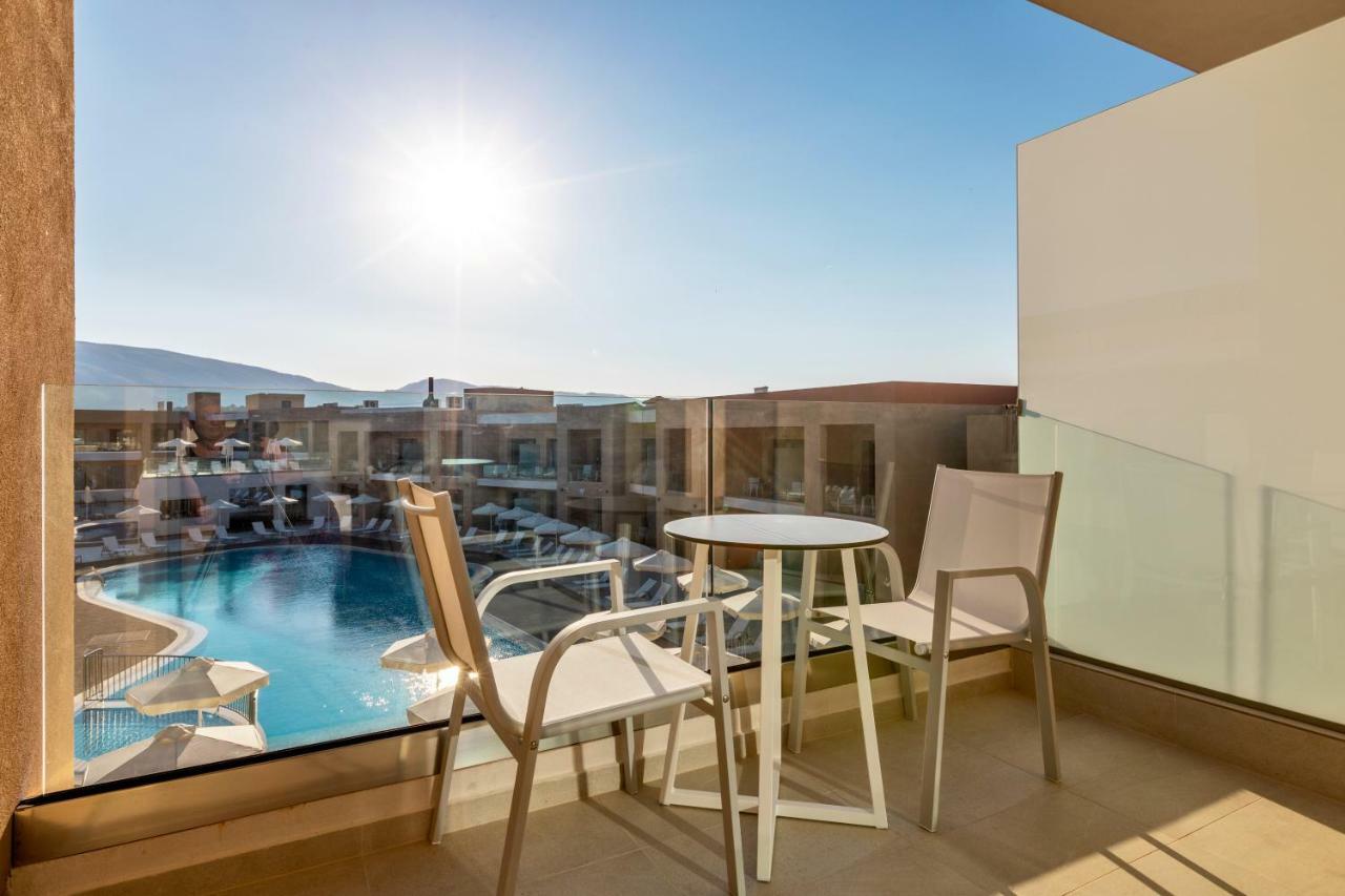 Camera Familiare con Vista Piscina