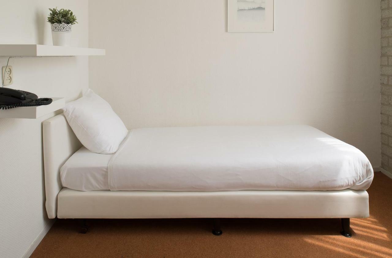 Single Room,831406922:JPEG