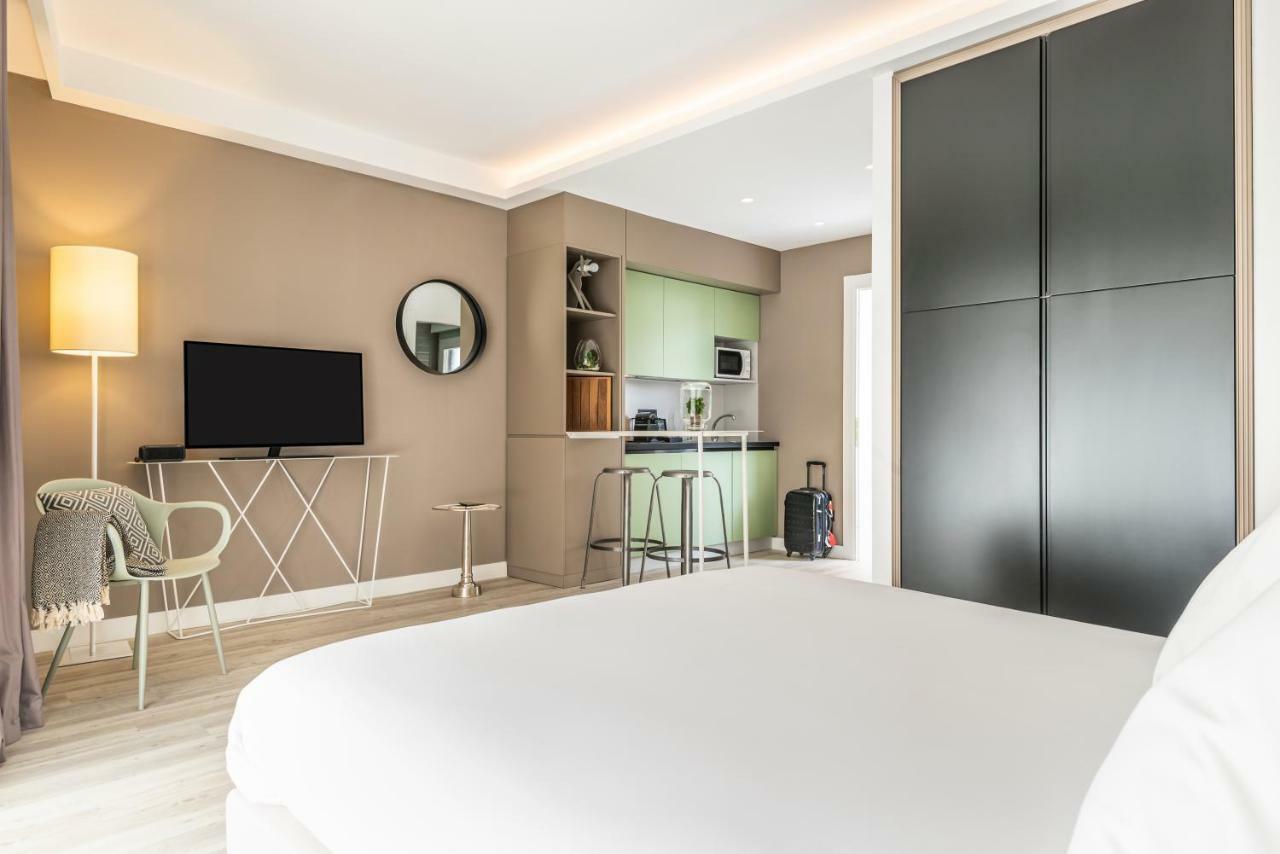 Superior Studio (2 Adults),909662806:JPEG