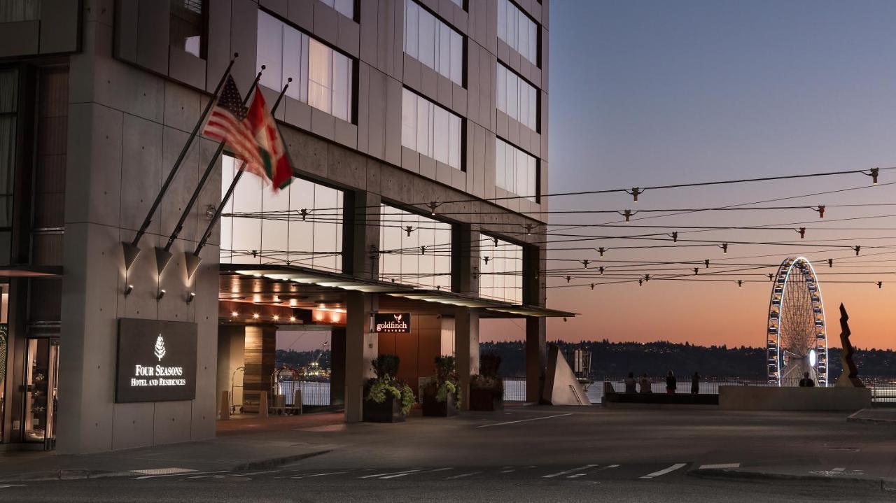 Habitación con cama extragrande y vistas a Seattle adaptada para personas con discapacidad auditiva
