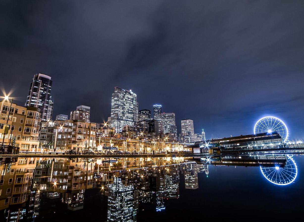 Habitación con cama extragrande y vistas a Seattle adaptada para personas con movilidad reducida