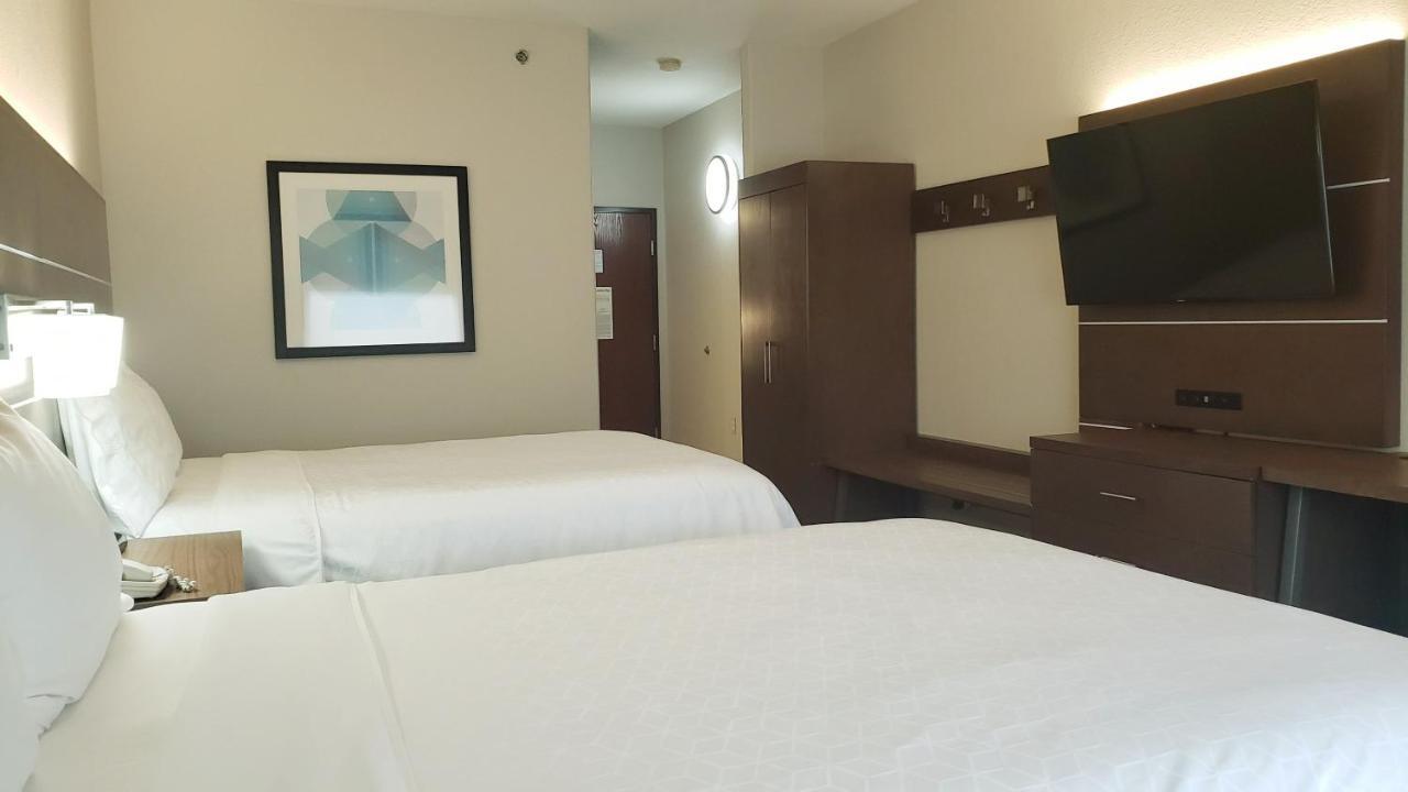 Queen Room with Roll-In Shower - Disability Access - Non-Smoking