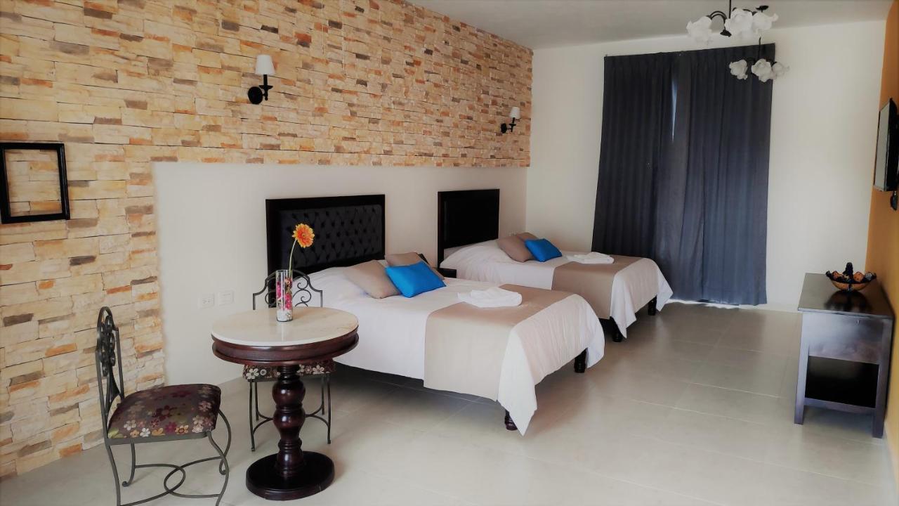 Suite con sala de estar y vistas a la piscina y al jardín - 2 camas dobles