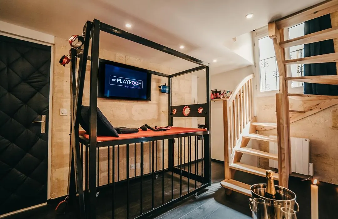 Love Room Bordeaux Playroom Avec Salle De Jeux Pour Adultes Et Lit A Eau Chauffant-1