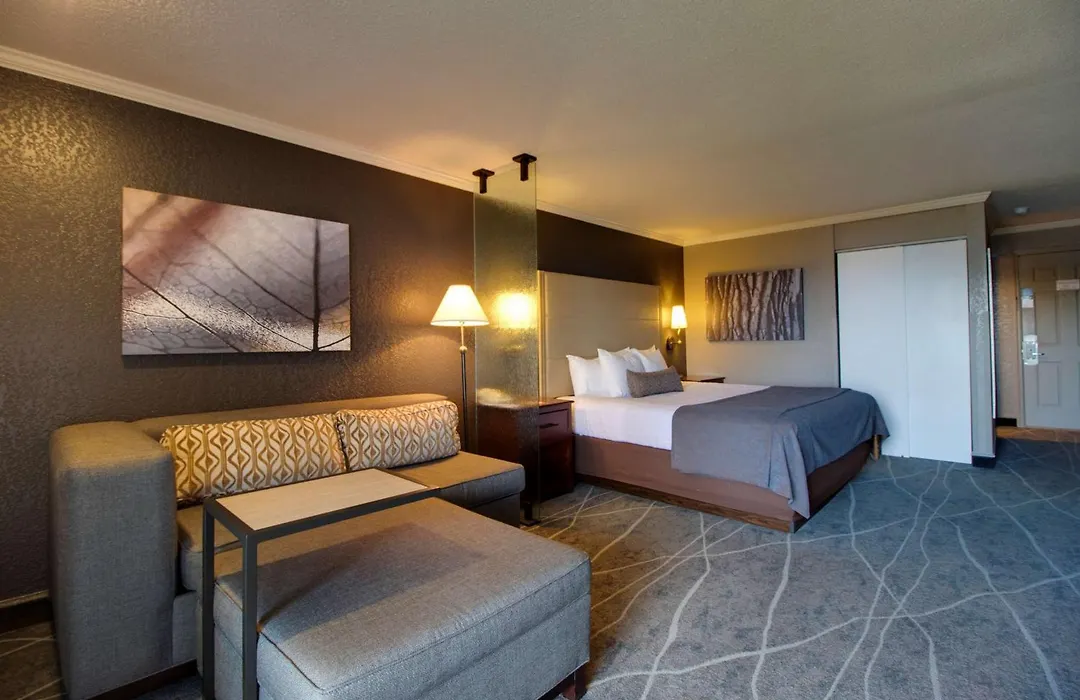 Best Western Harbour Pointe Lakefront-1