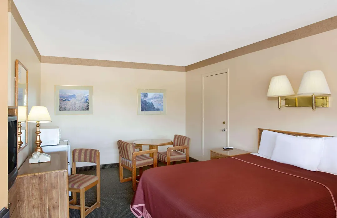 Howard Johnson By Wyndham Brigham City-1