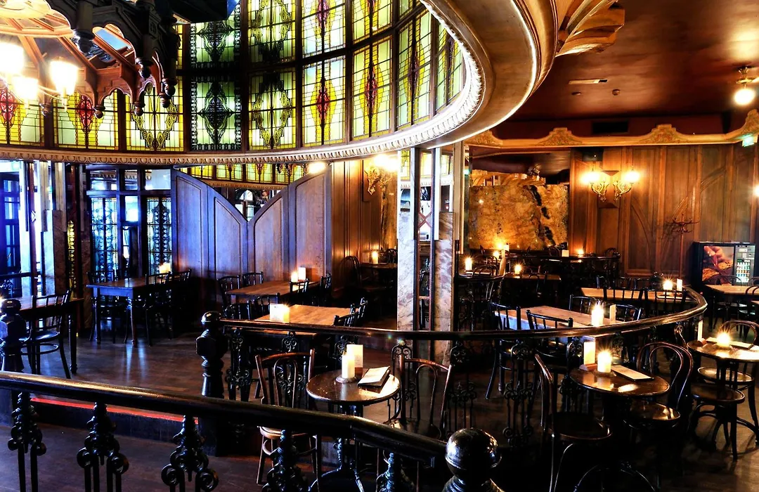 Queen Hotel-1
