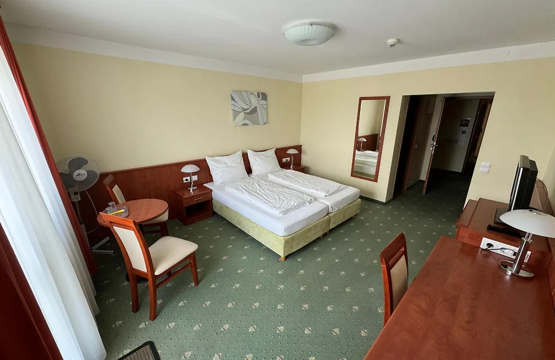 Hotel Breitenlee-1