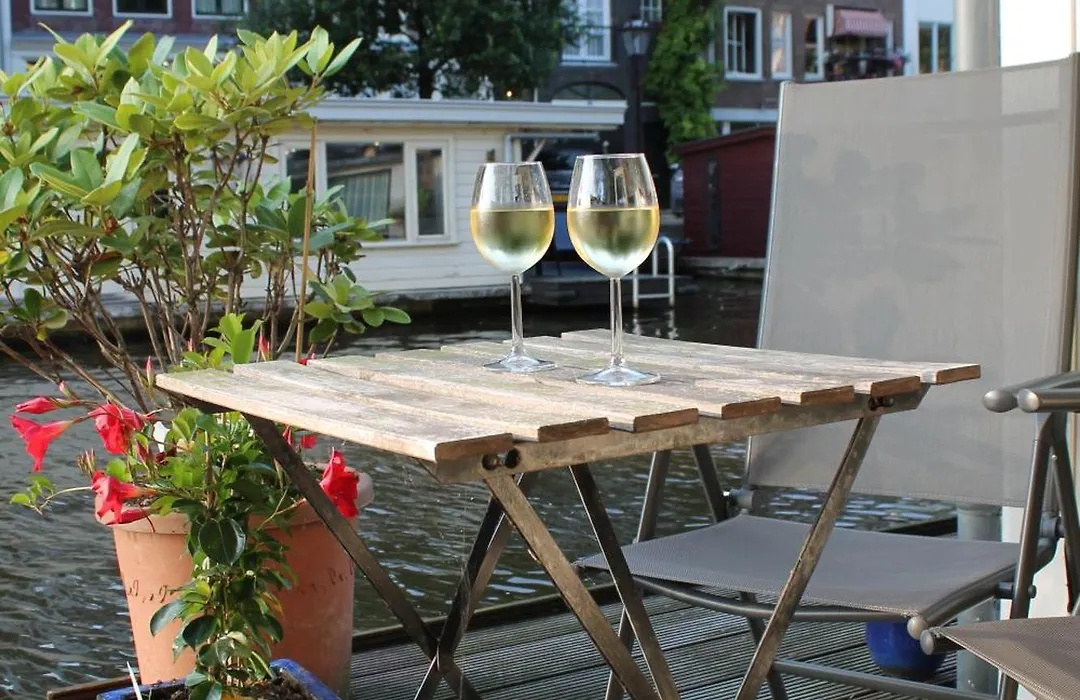 Houseboat Orpheus-1