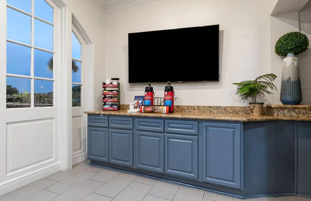 Super 8 By Wyndham New Orleans-1
