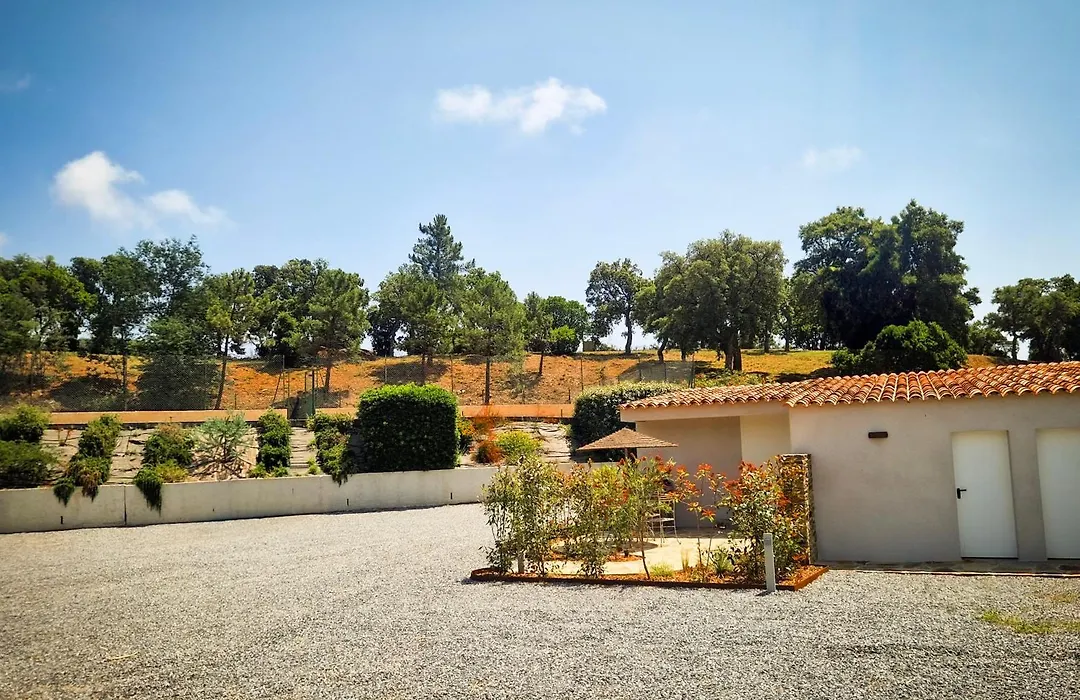 La Villa Nais PADEL&PISCINE -Suites&Appartements-1