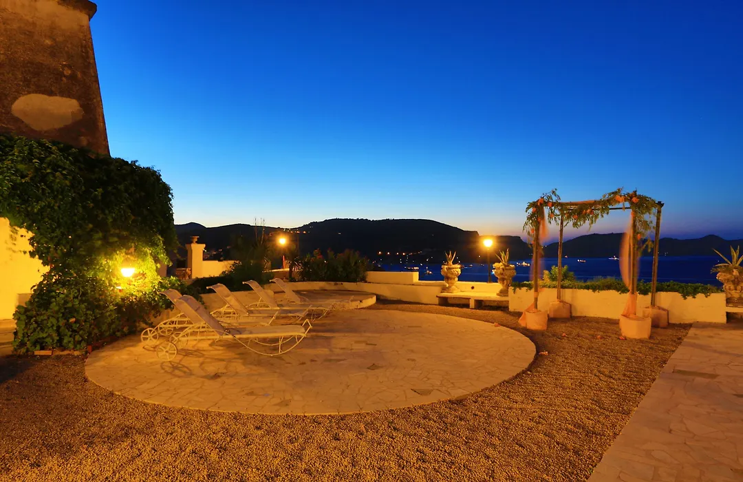 Hotel Torre Dei Borboni-1
