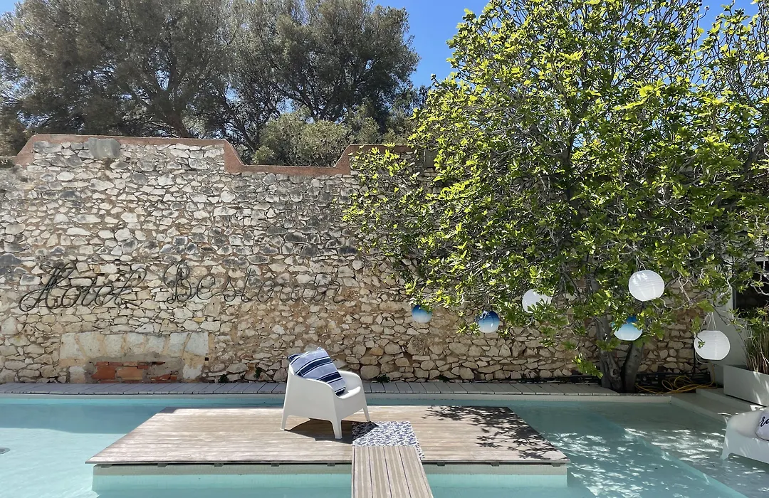 Hotel De La Plage - Mahogany-1