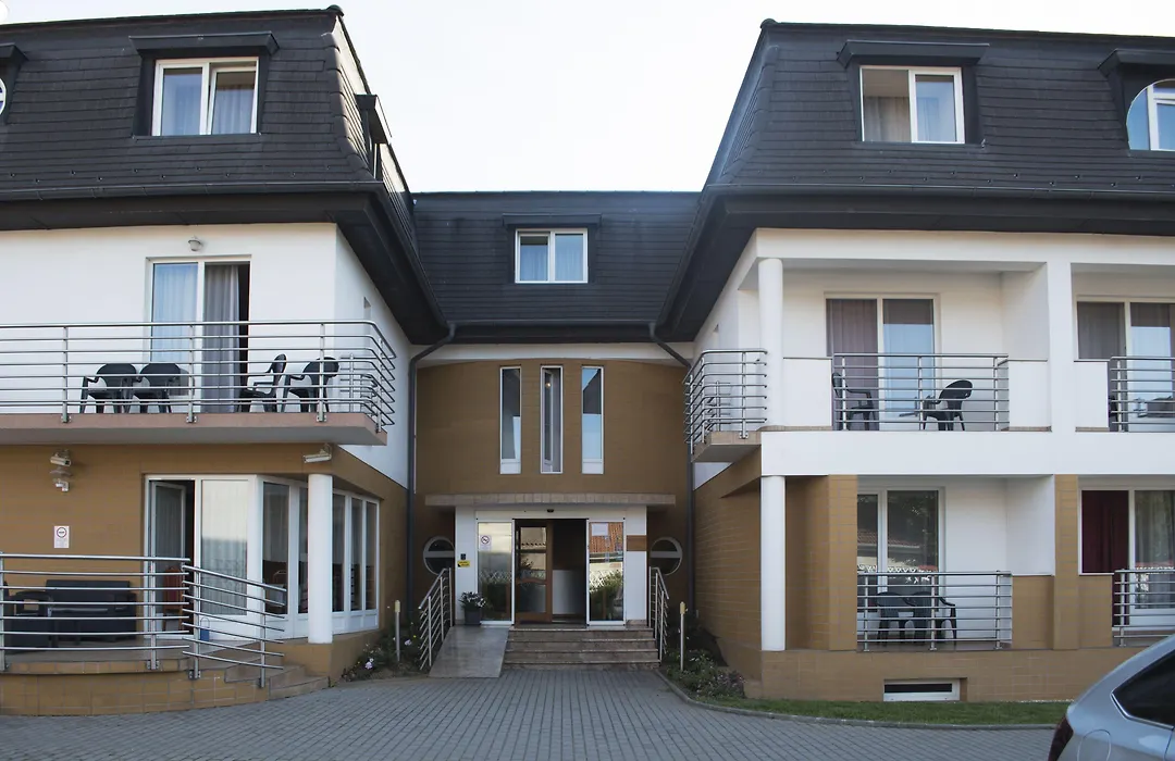Hotel Aqua Sarvar-1