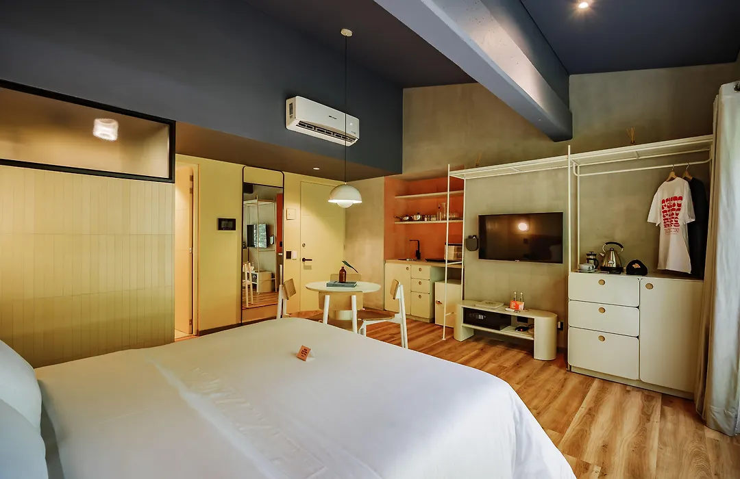 The Somos Flats Provenza-1
