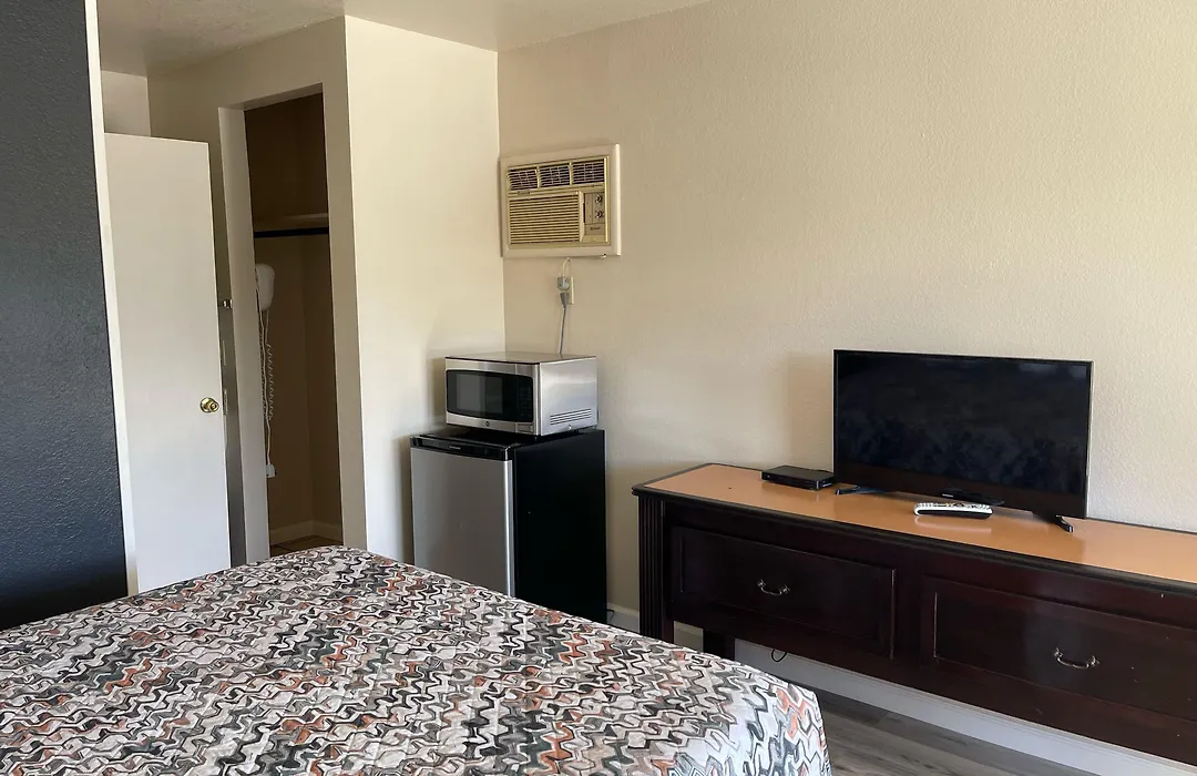 Soledad Motel 8-1