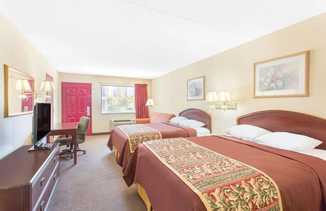 Days Inn & Suites By Wyndham Bentonville-1