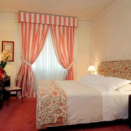 Hotel De La Ville-3
