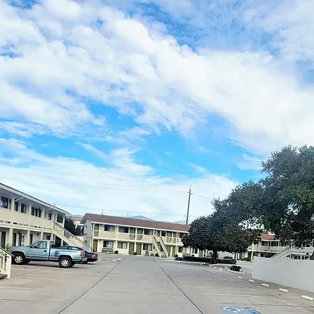 Soledad Motel 8-2